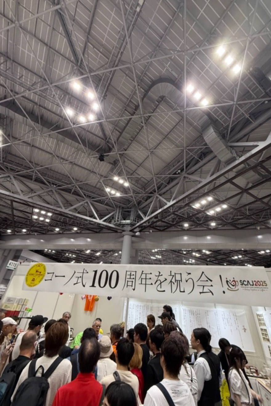 老舗のコーノさんは100周年！ここでも何やら人集りが……