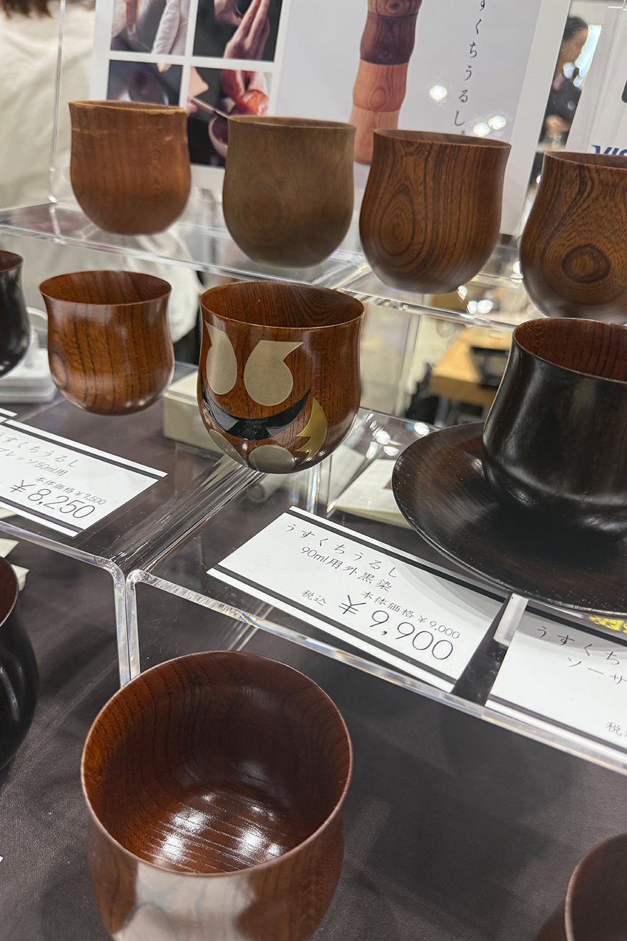 漆で仕上げたエスプレッソカップ。中には蒔絵師の娘さんにより、蒔絵で仕上げられたものも！