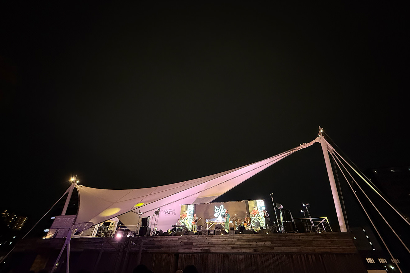 天王洲運河に浮かぶステージ。DJや音楽演奏もたっぷり楽しめました